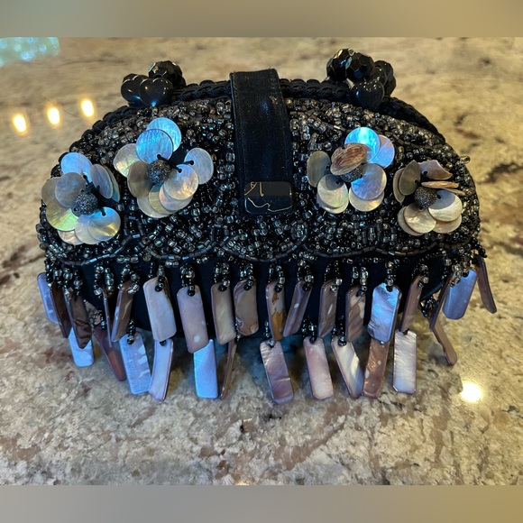 Unique, adorable black flower bead purse - Picture 3 of 5